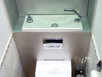 Lave-mains intégré sur toilettes suspendus WiCi Bati gris clair par Bains d'Alexandre - 3 sur 3 (après)